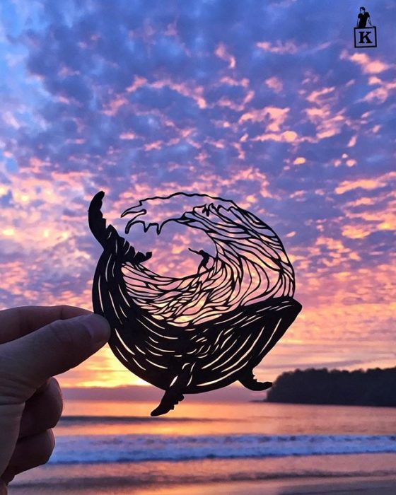 Dibujo en hoja cortada de Kanat Nurtazin de una ballena que levanta agua con la cola