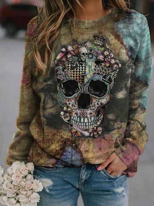 Sudadera inspirada en Día de muertos con una calavera y flores de estampado, en color verde soldado