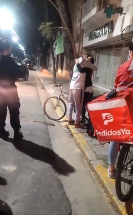 Joven repartidor abrazando a la chica que le regaló su bicicleta después de que le le robaran la suya