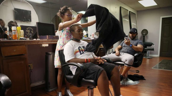 Neijae Graham-Henries comenzando con un corte de cabello a un adolescente