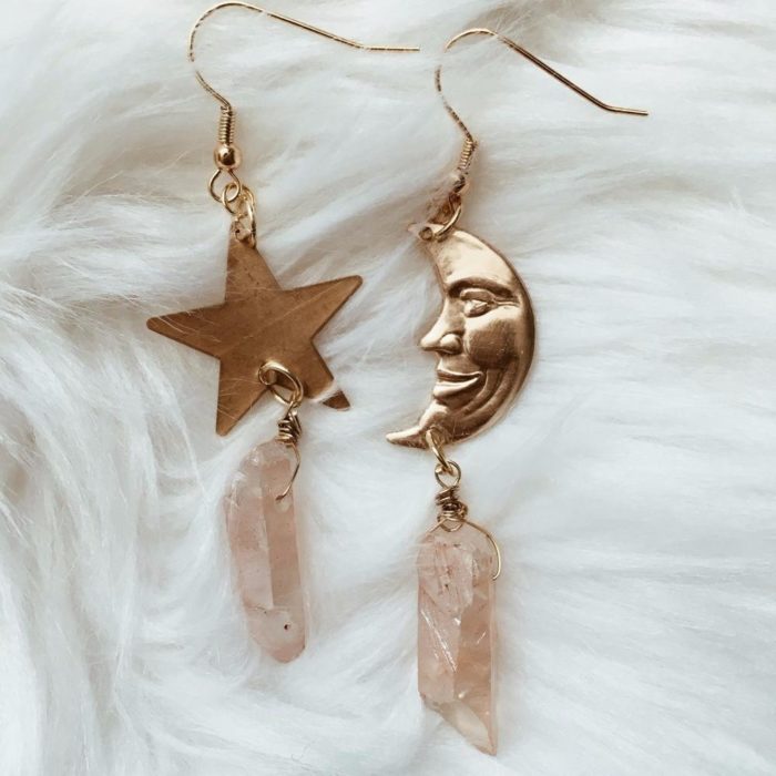 Aretes de luna y estrella con piedra de cuarzo rosado