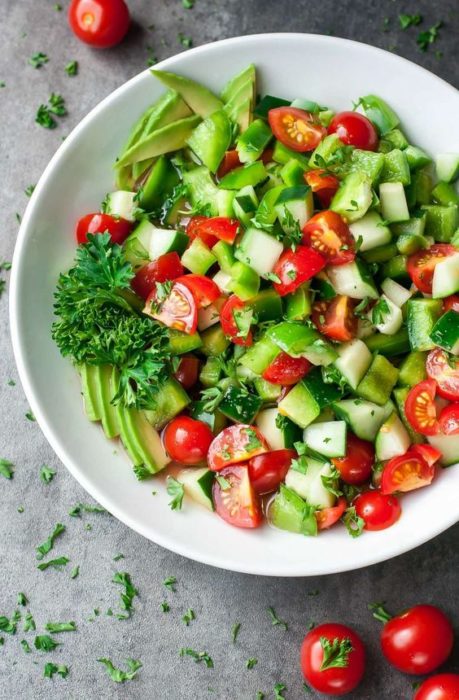 Ensalada de calabaza, aguacate, tomate y pepino