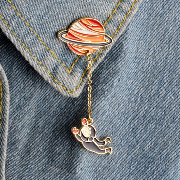 Pin para chamarra o ropa de Saturno y un astronauta