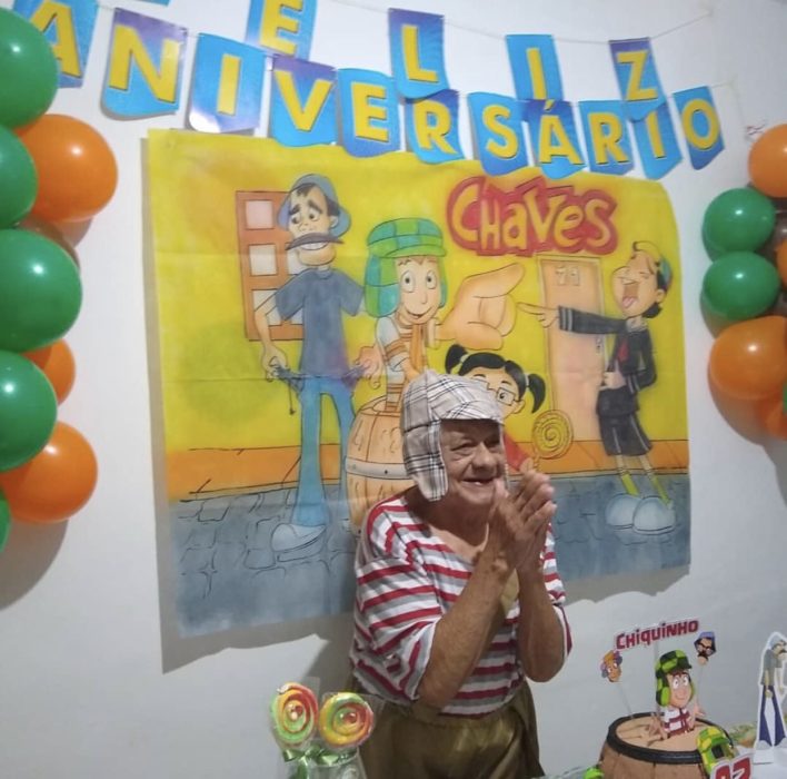 Francisco abuelito celebrando cumpleaños 92 con fiesta temática de El Chavo del 8