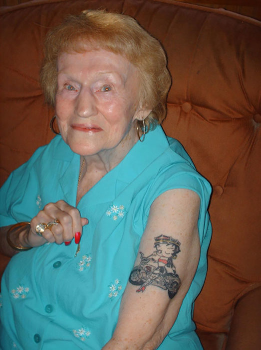 Abuelita mostrando su tatuaje de Betty Boop