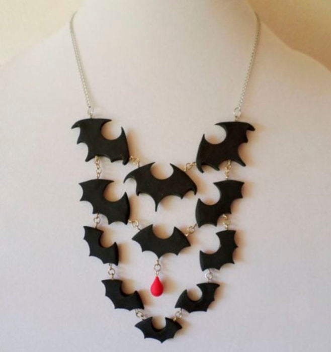 Accesorio inspirado en Halloween de un collar con muchos murciélagos