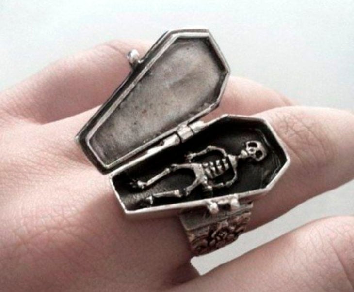Accesorio inspirado en Halloween de un anillo con un ataudcon un esqueleto dentro