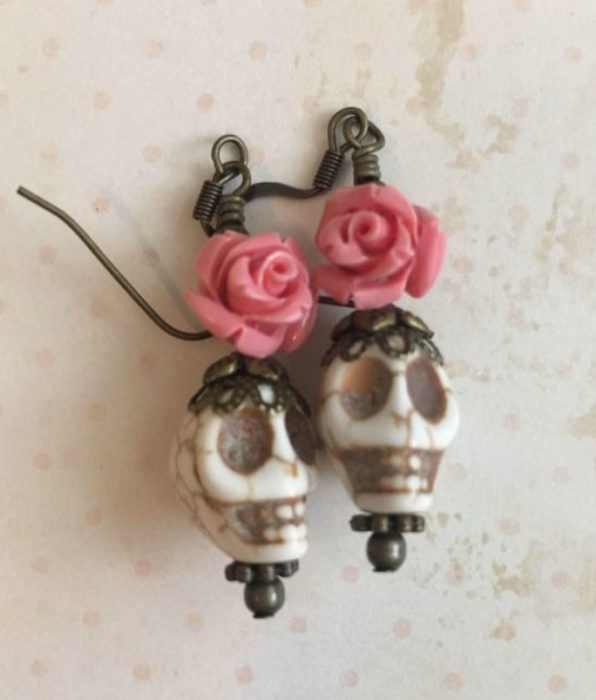 Accesorio inspirado en Día de muertos de calaveras color beige con una rosa rosa en la parte superior