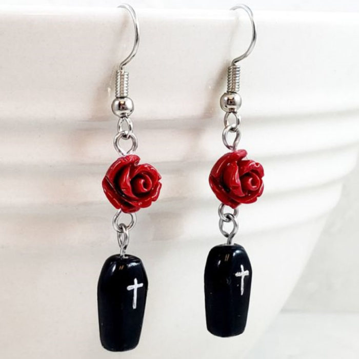 Accesorio inspirado en Halloween de aretes con una rosa roja y ataúd en la parte inferior