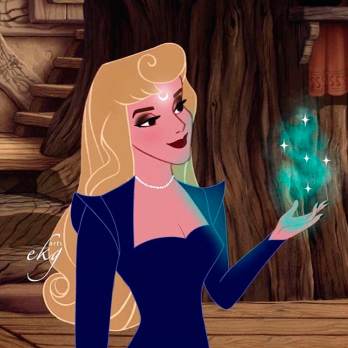 Aurora convertida en bruja, usando un vestido azul marino y haciendo un hechizo con su mano