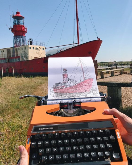 Dibujo de James Cook hecho en una máquina de escribir de un bote en aparcado