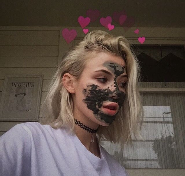 chica llevando mascarilla de carbón en el rostro