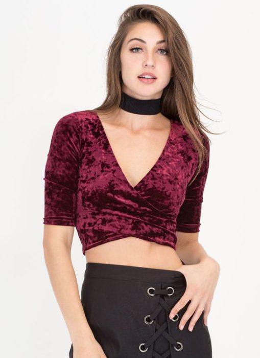 Blusa tipo velvet color guinda, de manga corta, cuello V, cruzada y crop top