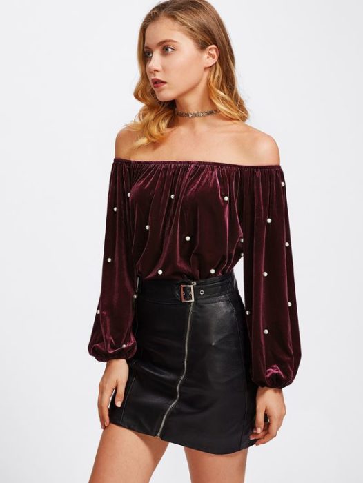 Blusa tipo velvet color guinda con perlitas, de manga larga abullonada y off the shoulder