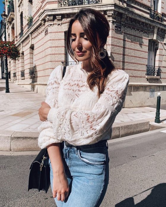 Chica usando jeans y blusa blanca con transparencias