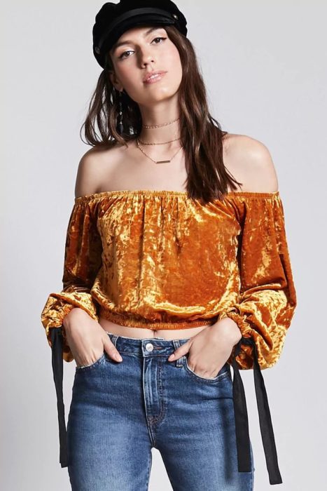 Blusa tipo velvet color mostaza, de manga larga y off the shoulder