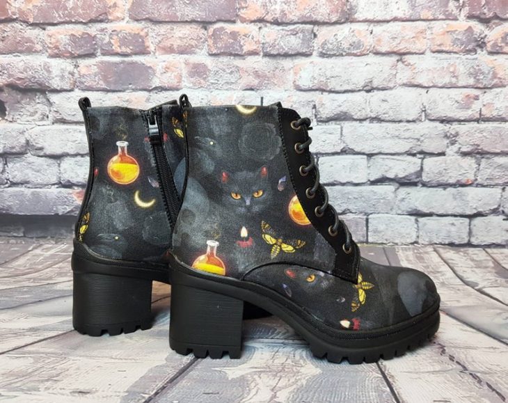 Botas Dr. Martens en color negro con estampado de gatos y calabazas