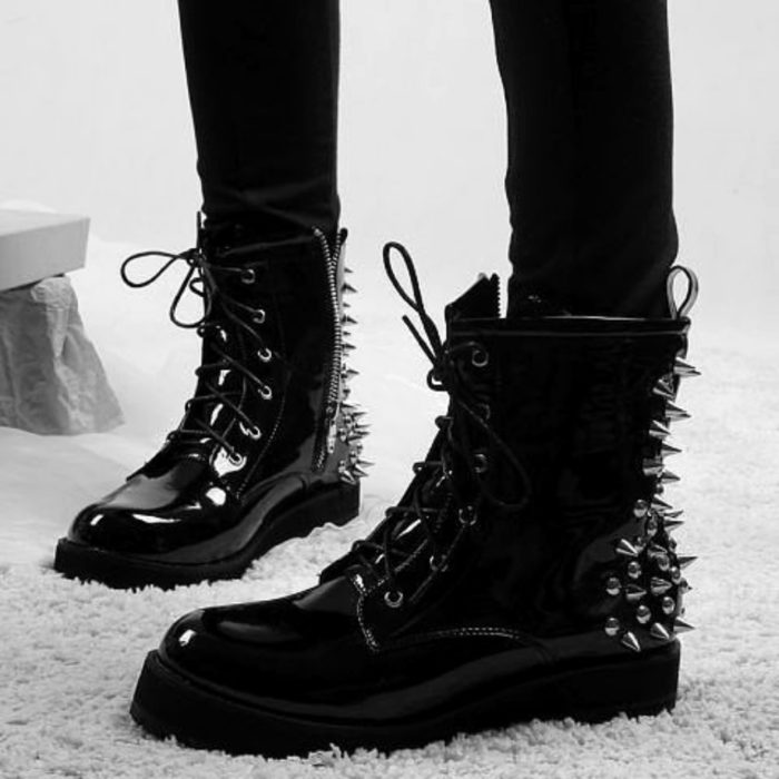 Botas Dr. Martens en color negro con estoperoles