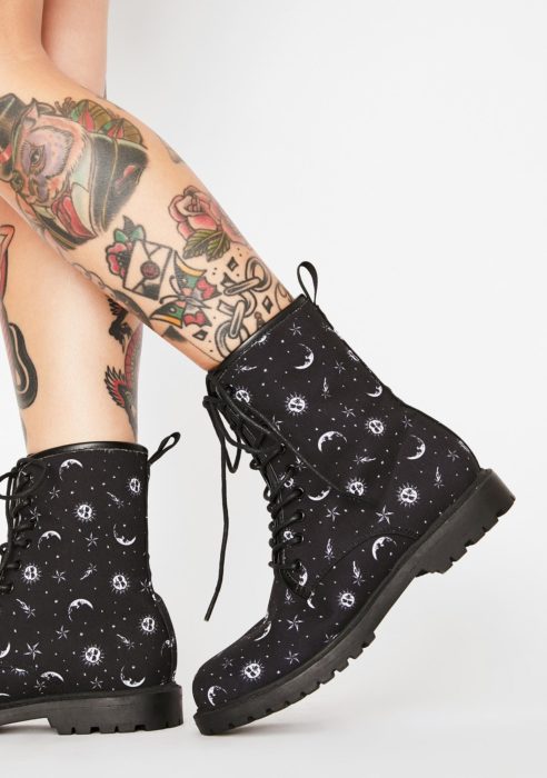 Botas Dr. Martens en color  negro con estampados de calaveras blancas