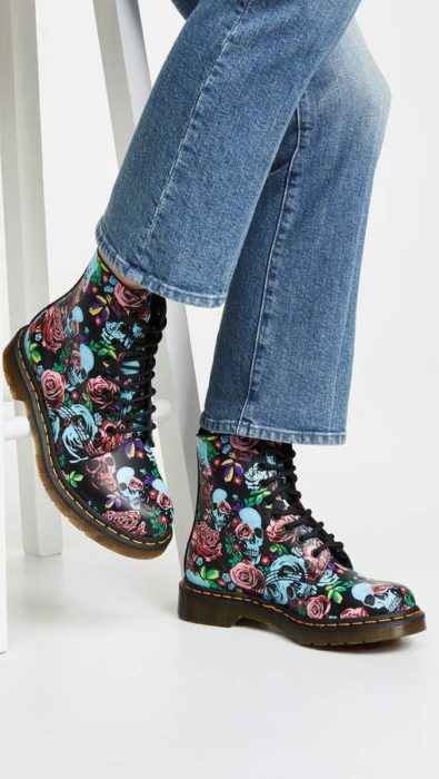 Botas Dr. Martens en color negro con estampado de calaveras azules y rosas