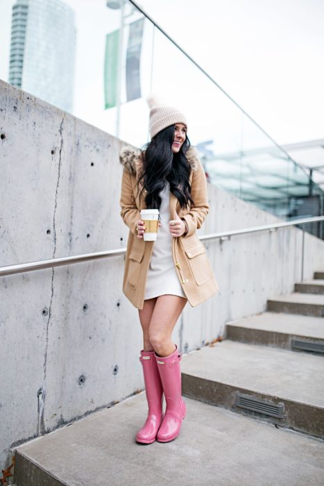 Chica usando unas botas para lluvia en color rosa 