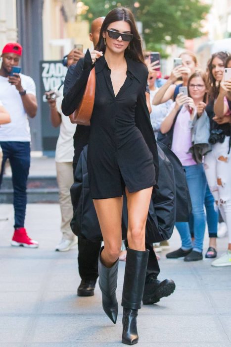 Kendall Jenner caminando por la calle mientras usa un outfit totalmente negro 