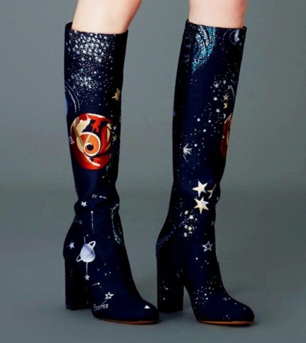 Botas largas con bordados de estrellas y planetas