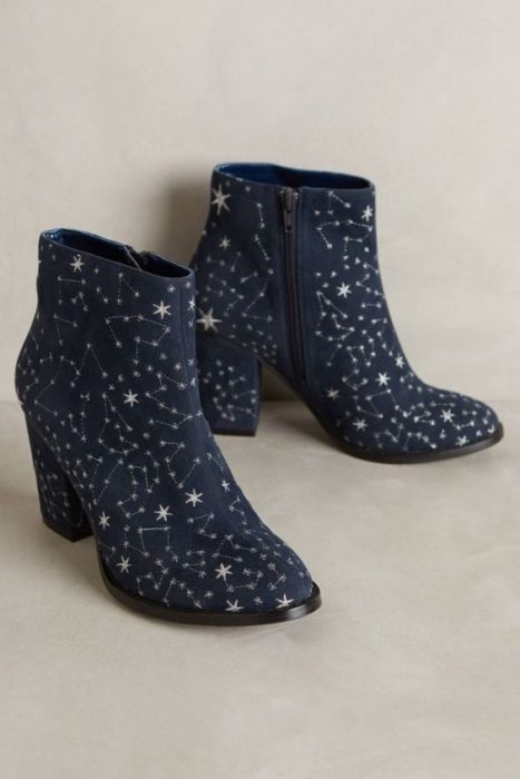 Botines azul marino con detalles de estrellas doradas