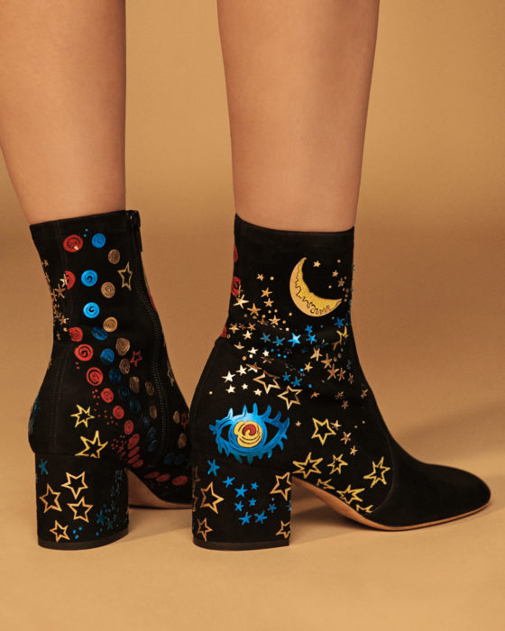 Botines bordados con estrellas y planetas