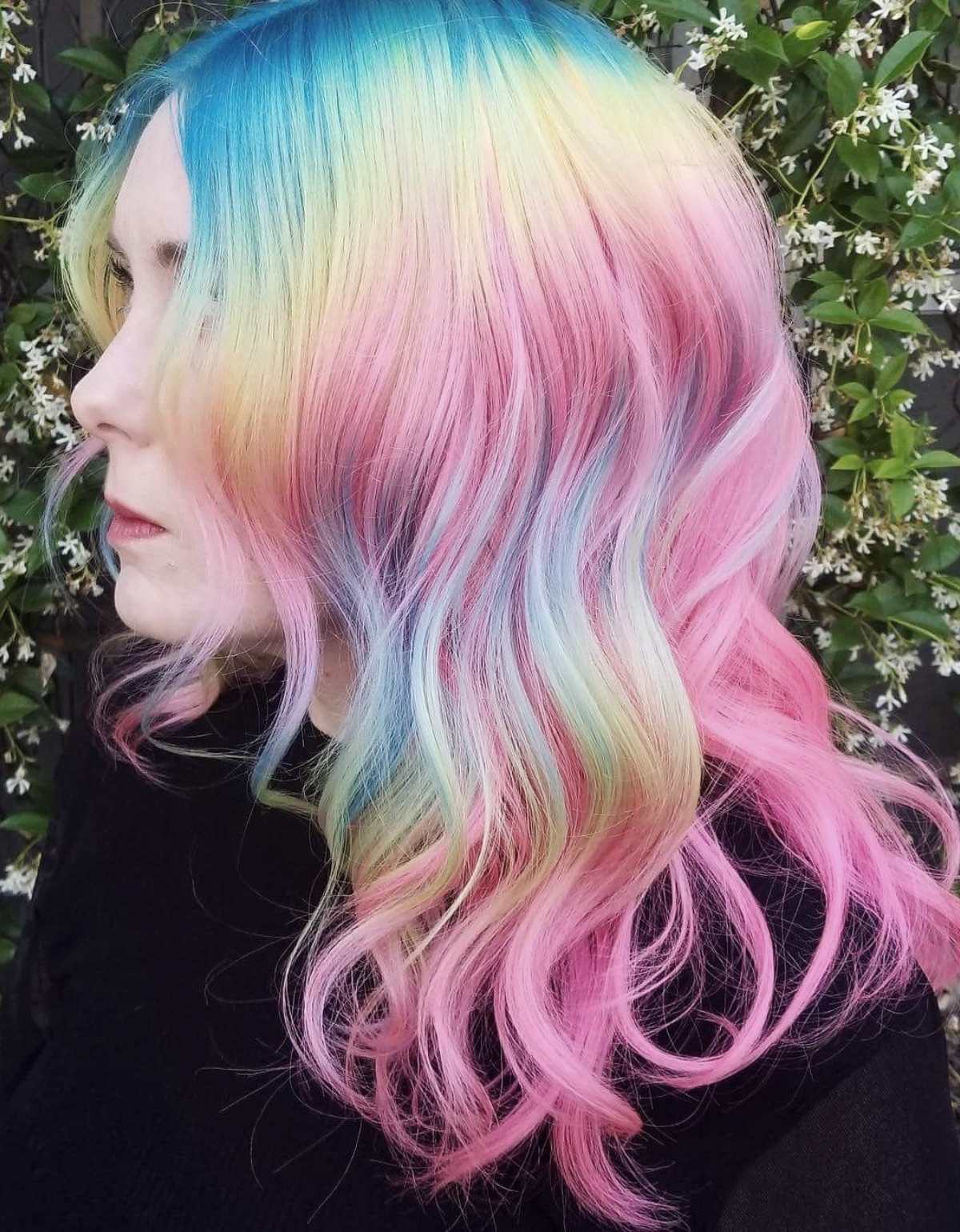 Tendencia de cabello arcoíris pastel para un look multicolor