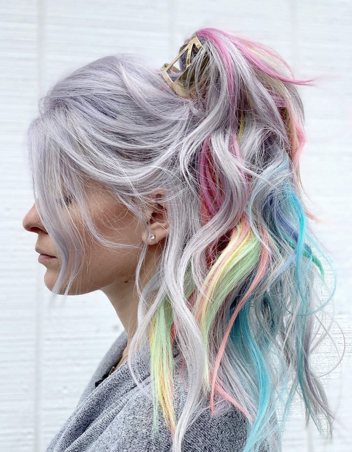 Tendencia de cabello arcoíris pastel para un look multicolor