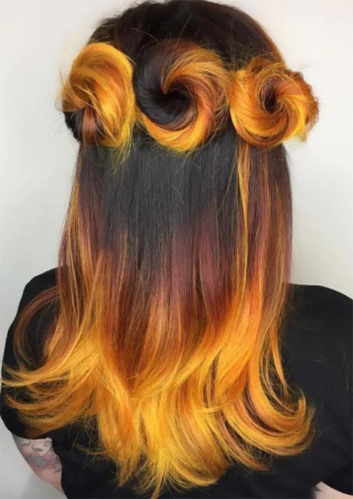 Chica con peinado de chonguitos y cabello suelto color naranja y amarillo