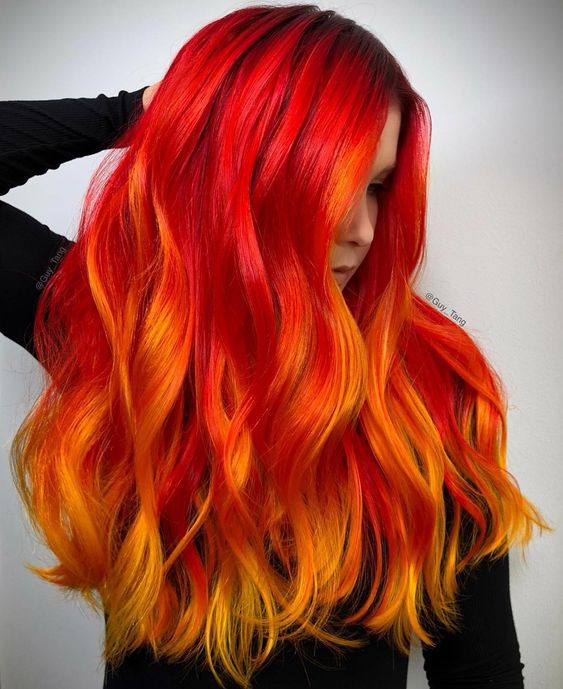Chica con cabello largo color rojo y amarillo en las puntas