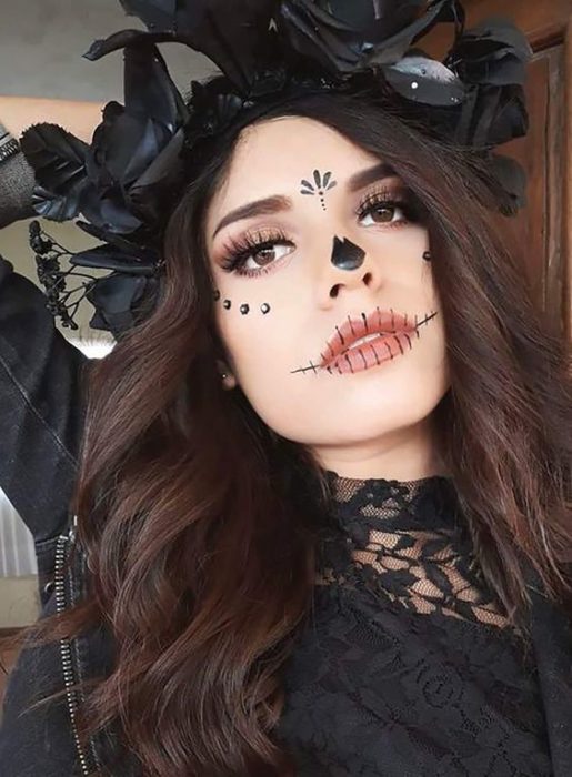 Maquillaje de catrina en tono negro, sencilla con tocado negro y cabello suelto