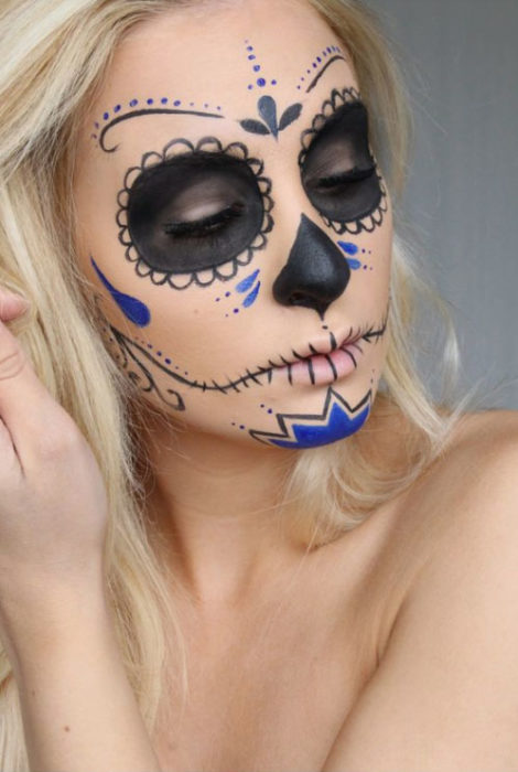 Maquillaje de catrina en rostro completo, en tonos negros y azul rey