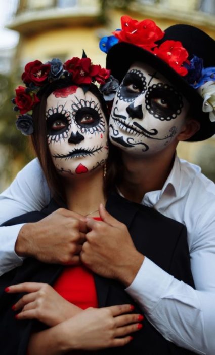 Maquillaje de catrina en rostro completo en tonos blanco y negro en match de pareja