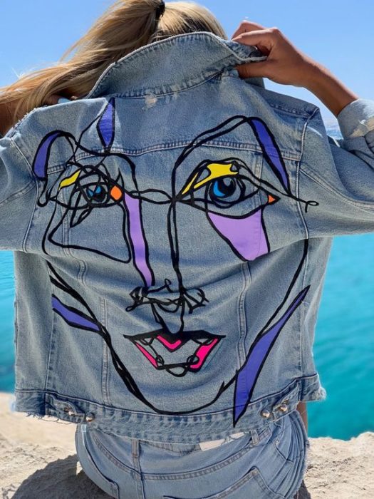 Chaqueta denim customizada con una pintura de un rostro en la parte de la espalda