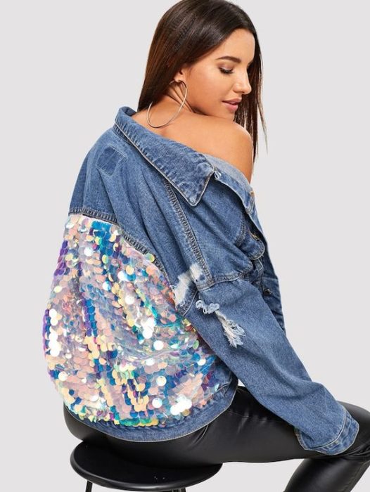 Chaqueta denim customizada con lentejuelas tornasol en la parte de la espalda