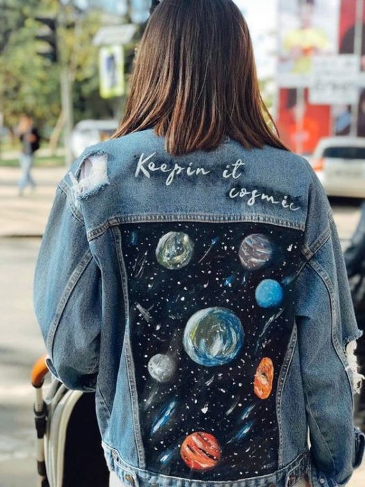 Chaqueta denim customizada con el sistema solar en la zona de la espalda