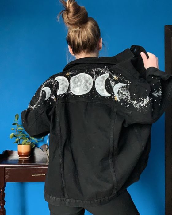 Chaqueta denim customizada con las fases de la luna en la zona alta de la espalda