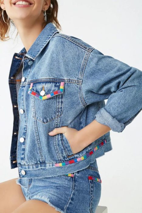 Chaqueta denim customizada con detalles bordados en tonos arcoíris