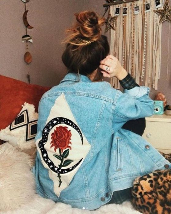 Chaqueta denim customizada con pintura de un rombo en blanco y una luna y una rosa en zona del centro