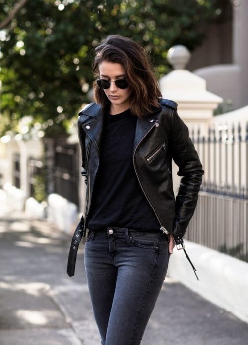 Chica usando un total black look con una chaqueta de cuero