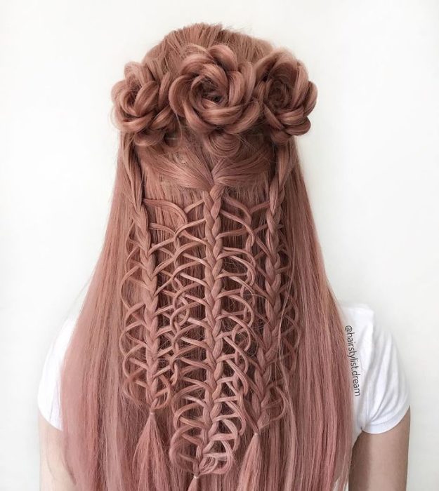 Chica con el cabello trenzado en forma de trenzas y tejido de macramé