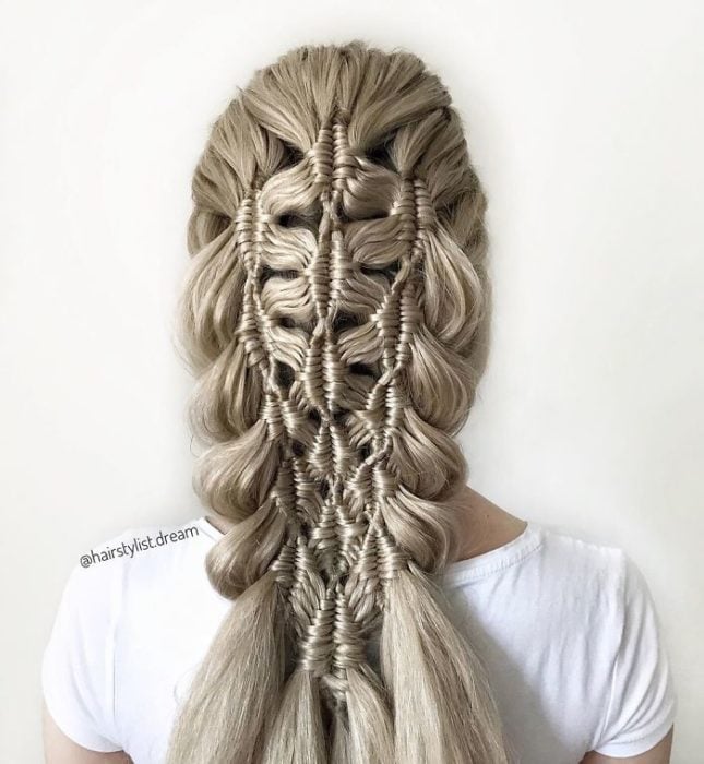 Chica con el cabello trenzado en forma de red