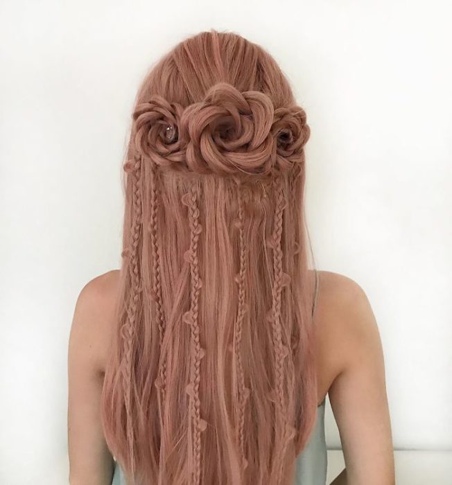 Chica con el cabello trenzado en forma de rosas