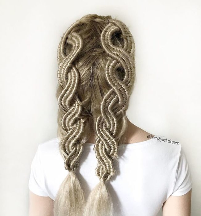 Chica con el cabello peinado en dos trenzas que forman un ocho