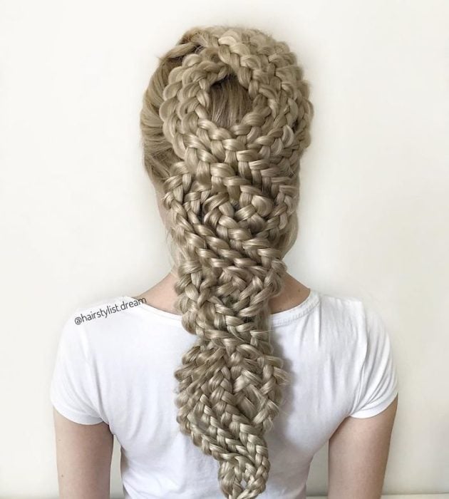 Chica con el cabello trenzado en forma de red