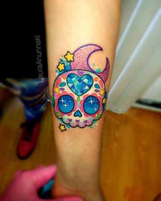 Tatuaje en forma de calaverita de dulce con piedras preciosas