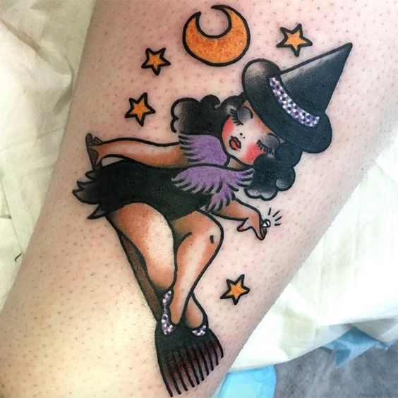 Tatuaje en forma de bruja con estilo pin up 